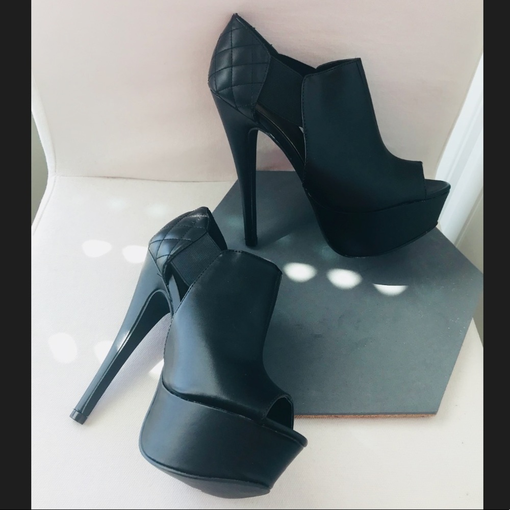 BLACK HEELS